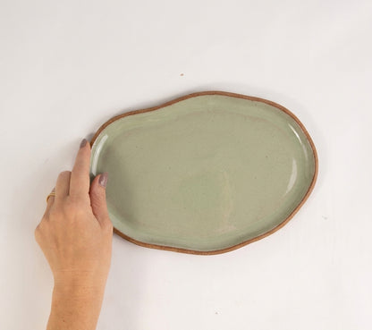 Bandeja retangular orgânica em cerâmica artesanal — tamanho 24cm x 15cm, argila Cappuccino, esmalte Verde Pompeia