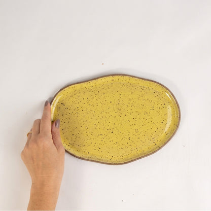 Bandeja retangular orgânica em cerâmica artesanal — tamanho 24cm x 15cm, argila Flocos, esmalte Amarelo Intenso