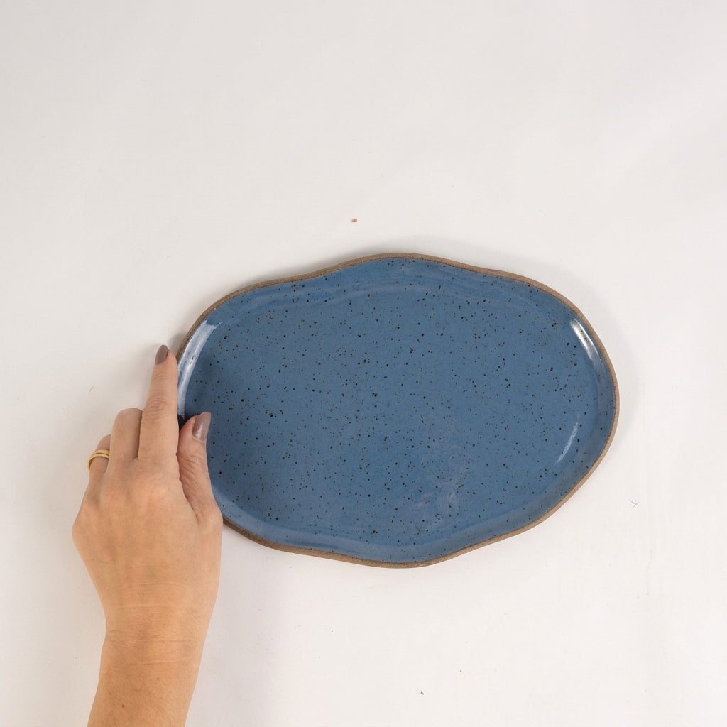 Bandeja retangular orgânica em cerâmica artesanal — tamanho 24cm x 15cm, argila Flocos, esmalte Azul Safira