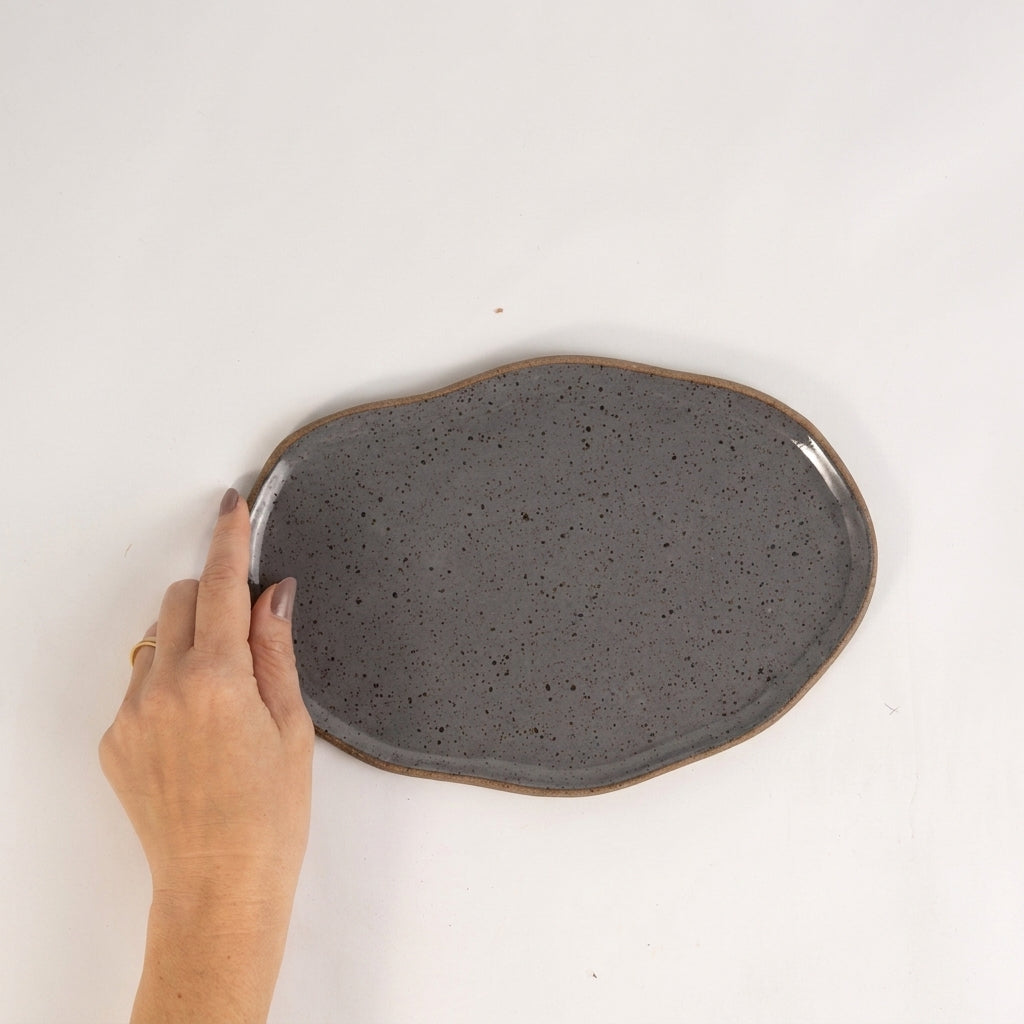 Bandeja retangular orgânica em cerâmica artesanal — tamanho 24cm x 15cm, argila Flocos, esmalte Grafite
