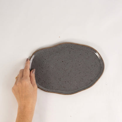 Bandeja retangular orgânica em cerâmica artesanal — tamanho 24cm x 15cm, argila Flocos, esmalte Grafite