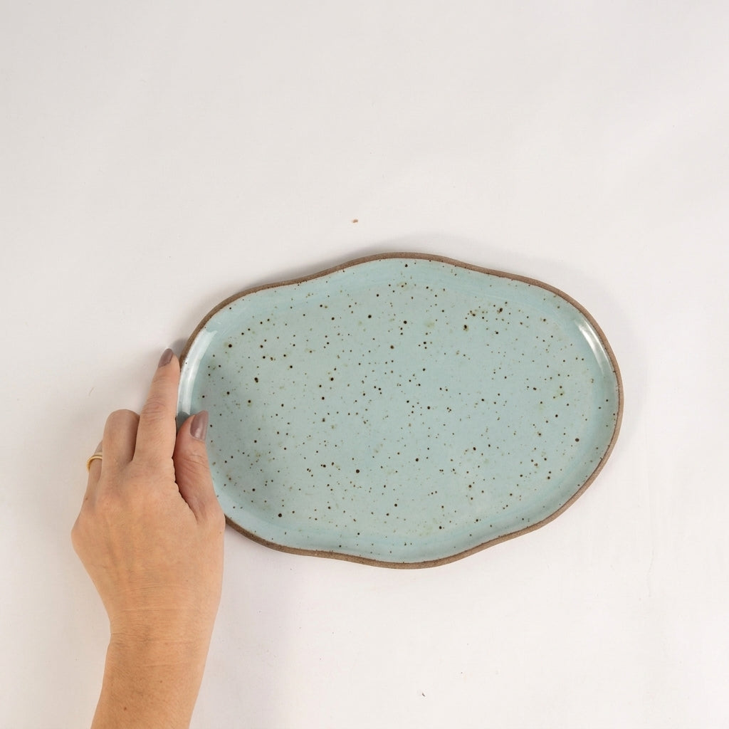 Bandeja retangular orgânica em cerâmica artesanal — tamanho 24cm x 15cm, argila Flocos, esmalte Jujuba
