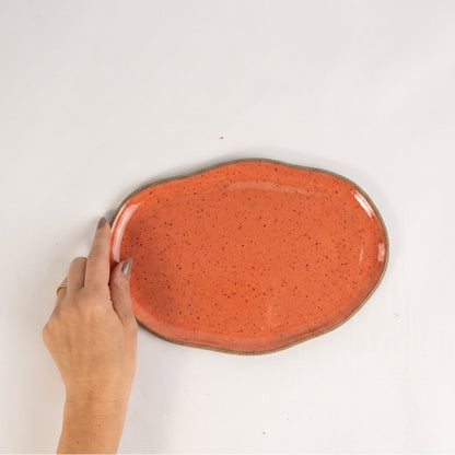 Bandeja retangular orgânica em cerâmica artesanal — tamanho 24cm x 15cm, argila Flocos, esmalte Laranja Intenso