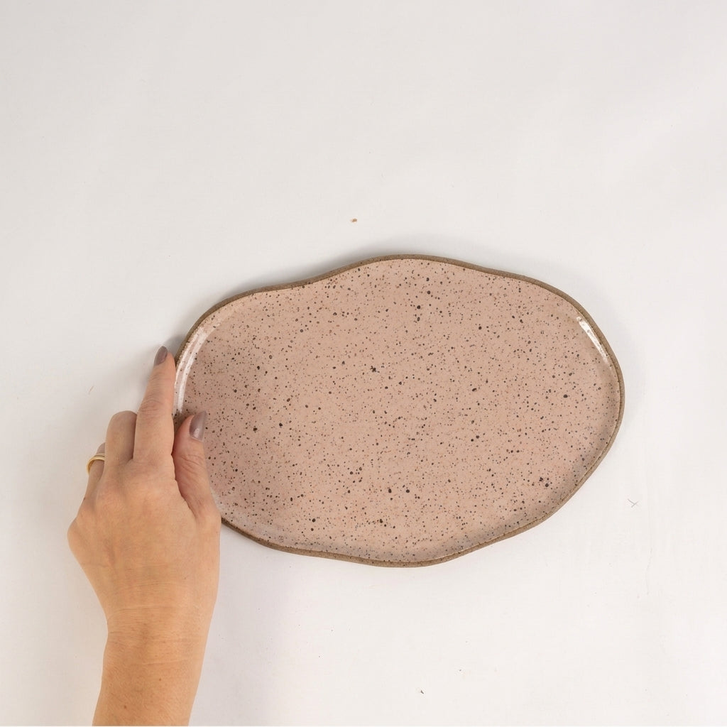 Bandeja retangular orgânica em cerâmica artesanal — tamanho 24cm x 15cm, argila Flocos, esmalte Nude
