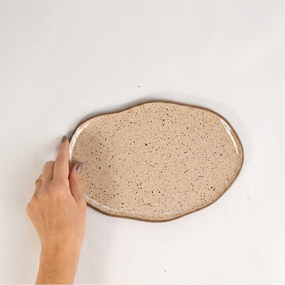 Bandeja retangular orgânica em cerâmica artesanal — tamanho 24cm x 15cm, argila Flocos, esmalte Pedra Sabão