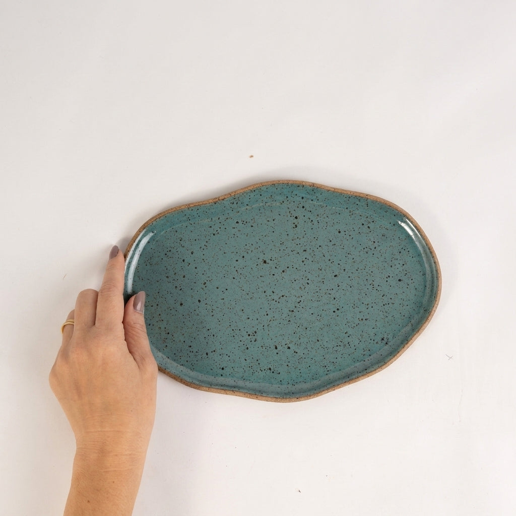 Bandeja retangular orgânica em cerâmica artesanal — tamanho 24cm x 15cm, argila Flocos, esmalte Verde Exército