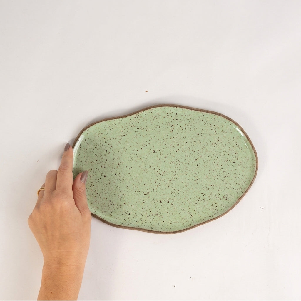 Bandeja retangular orgânica em cerâmica artesanal — tamanho 24cm x 15cm, argila Flocos, esmalte Verde Menta