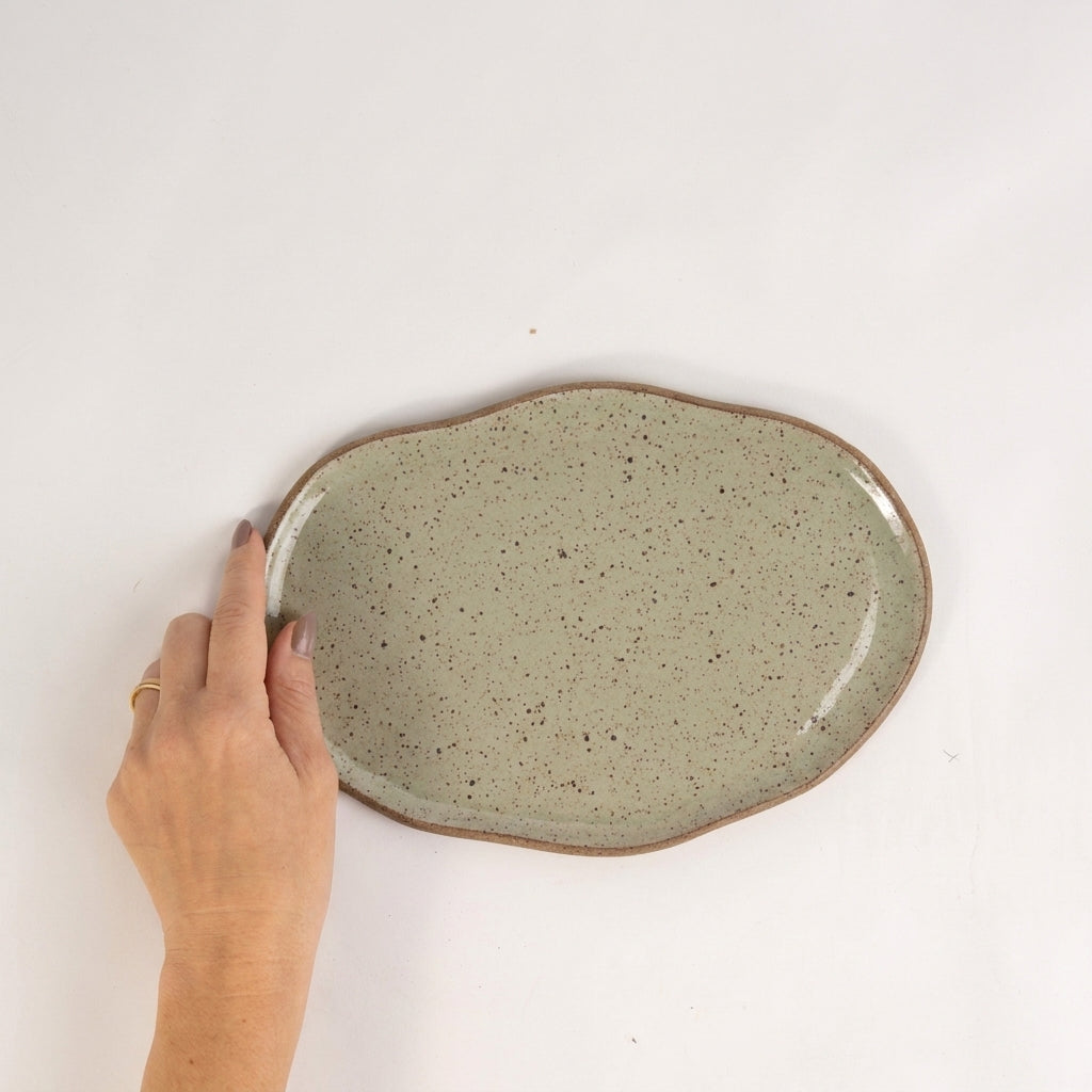 Bandeja retangular orgânica em cerâmica artesanal — tamanho 24cm x 15cm, argila Flocos, esmalte Verde Pompeia