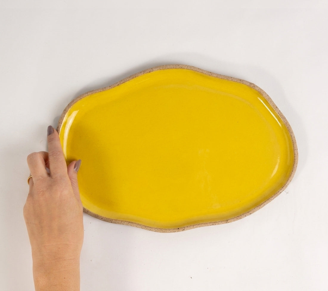Bandeja retangular orgânica em cerâmica artesanal — tamanho 28cm x 19cm, argila Cappuccino, esmalte Amarelo Intenso