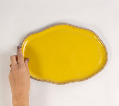 Bandeja retangular orgânica em cerâmica artesanal — tamanho 28cm x 19cm, argila Cappuccino, esmalte Amarelo Intenso
