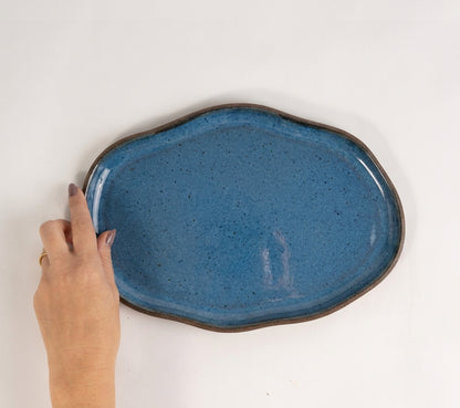 Bandeja retangular orgânica em cerâmica artesanal — tamanho 28cm x 19cm, argila Cappuccino, esmalte Azul Safira