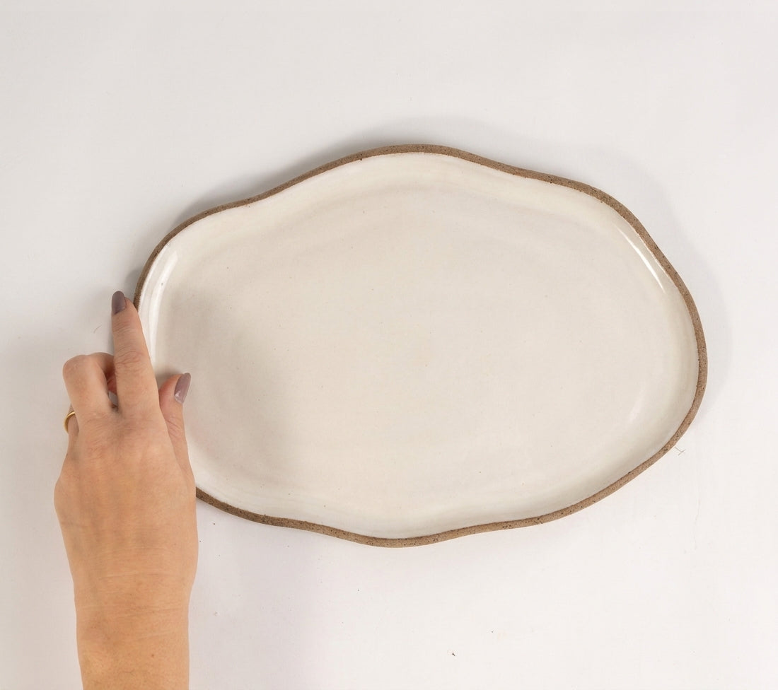 Bandeja retangular orgânica em cerâmica artesanal — tamanho 28cm x 19cm, argila Cappuccino, esmalte Branco AMME