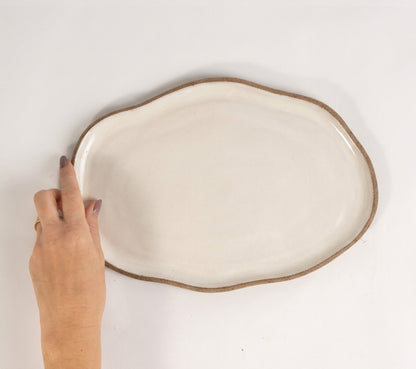 Bandeja retangular orgânica em cerâmica artesanal — tamanho 28cm x 19cm, argila Cappuccino, esmalte Branco AMME