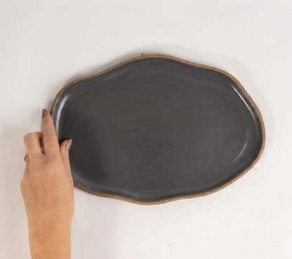 Bandeja retangular orgânica em cerâmica artesanal — tamanho 28cm x 19cm, argila Cappuccino, esmalte Grafite