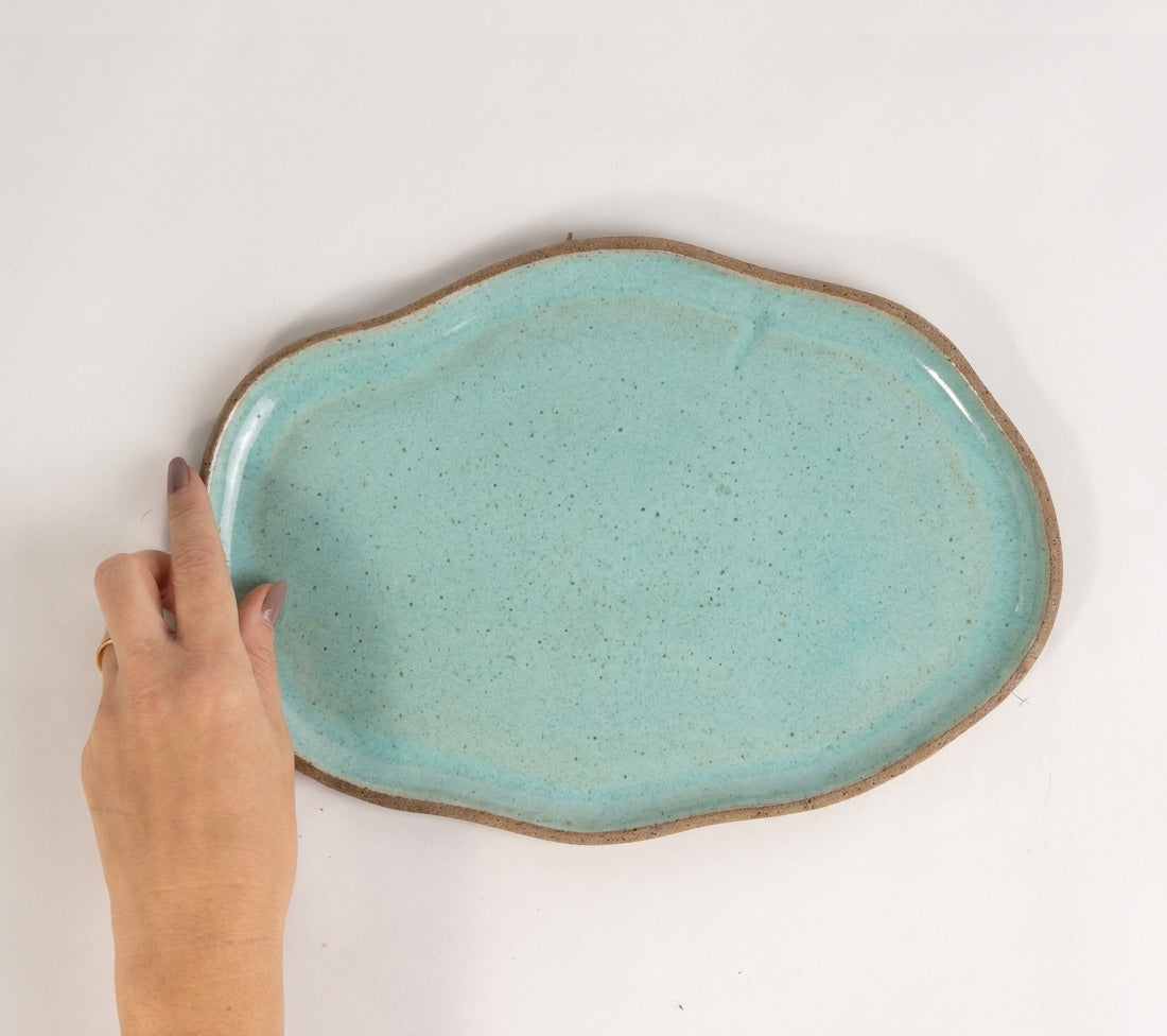Bandeja retangular orgânica em cerâmica artesanal — tamanho 28cm x 19cm, argila Cappuccino, esmalte Jujuba