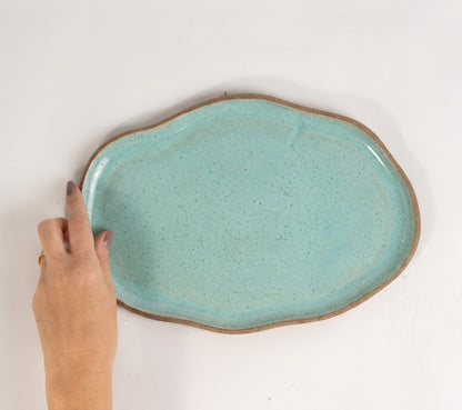 Bandeja retangular orgânica em cerâmica artesanal — tamanho 28cm x 19cm, argila Cappuccino, esmalte Jujuba