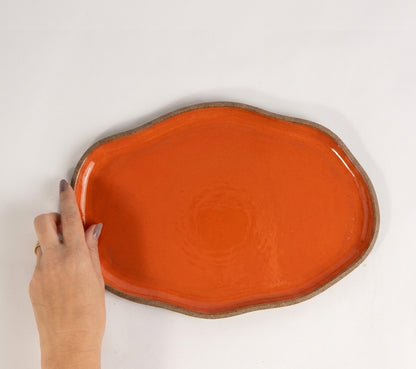 Bandeja retangular orgânica em cerâmica artesanal — tamanho 28cm x 19cm, argila Cappuccino, esmalte Laranja Intenso