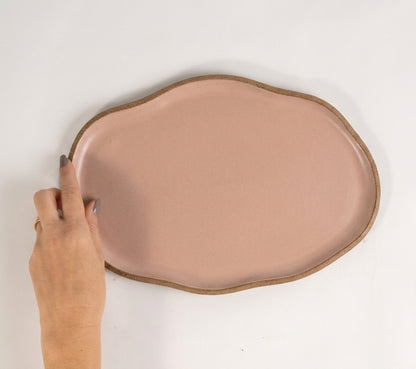 Bandeja retangular orgânica em cerâmica artesanal — tamanho 28cm x 19cm, argila Cappuccino, esmalte Nude