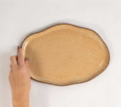 Bandeja retangular orgânica em cerâmica artesanal — tamanho 28cm x 19cm, argila Cappuccino, esmalte Pedra Sabão