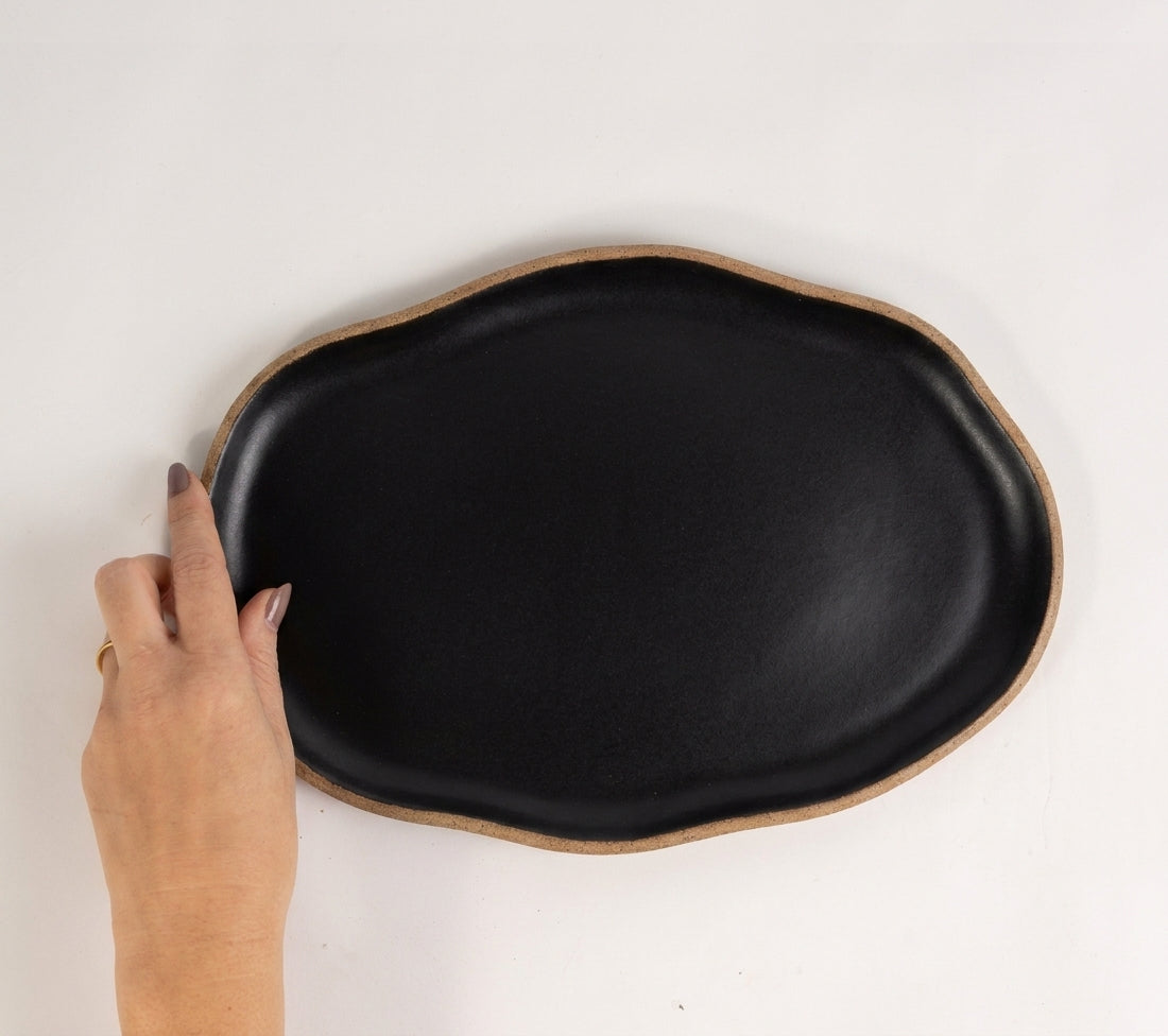 Bandeja retangular orgânica em cerâmica artesanal — tamanho 28cm x 19cm, argila Cappuccino, esmalte Preto Acetinado