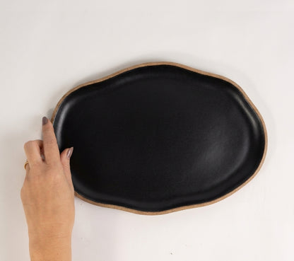 Bandeja retangular orgânica em cerâmica artesanal — tamanho 28cm x 19cm, argila Cappuccino, esmalte Preto Acetinado