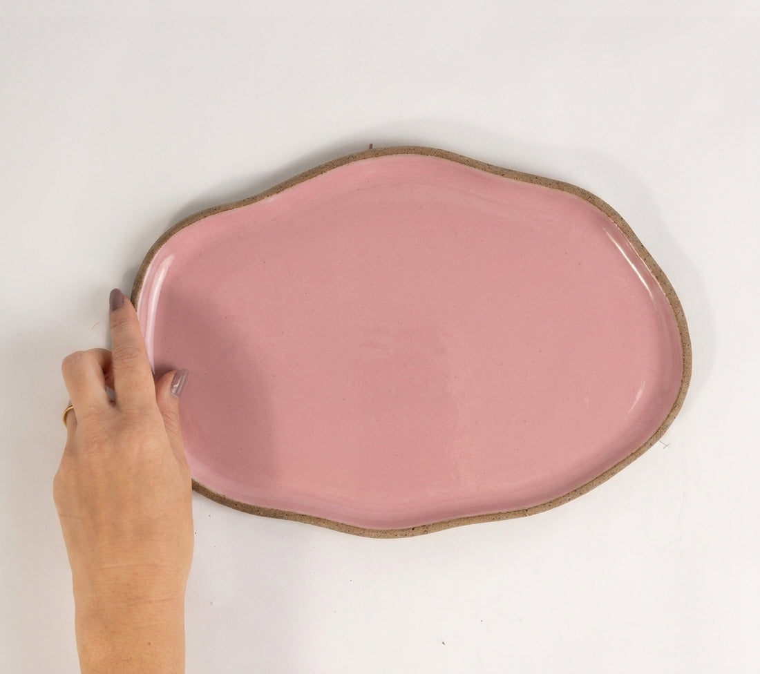 Bandeja retangular orgânica em cerâmica artesanal — tamanho 28cm x 19cm, argila Cappuccino, esmalte Rosa Barbie
