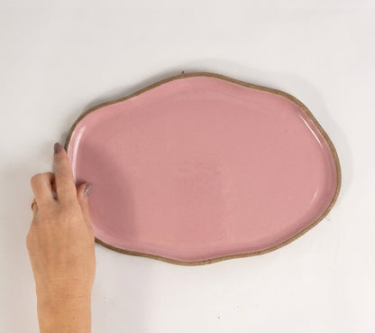 Bandeja retangular orgânica em cerâmica artesanal — tamanho 28cm x 19cm, argila Cappuccino, esmalte Rosa Barbie