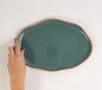 Bandeja retangular orgânica em cerâmica artesanal — tamanho 28cm x 19cm, argila Cappuccino, esmalte Verde Exército
