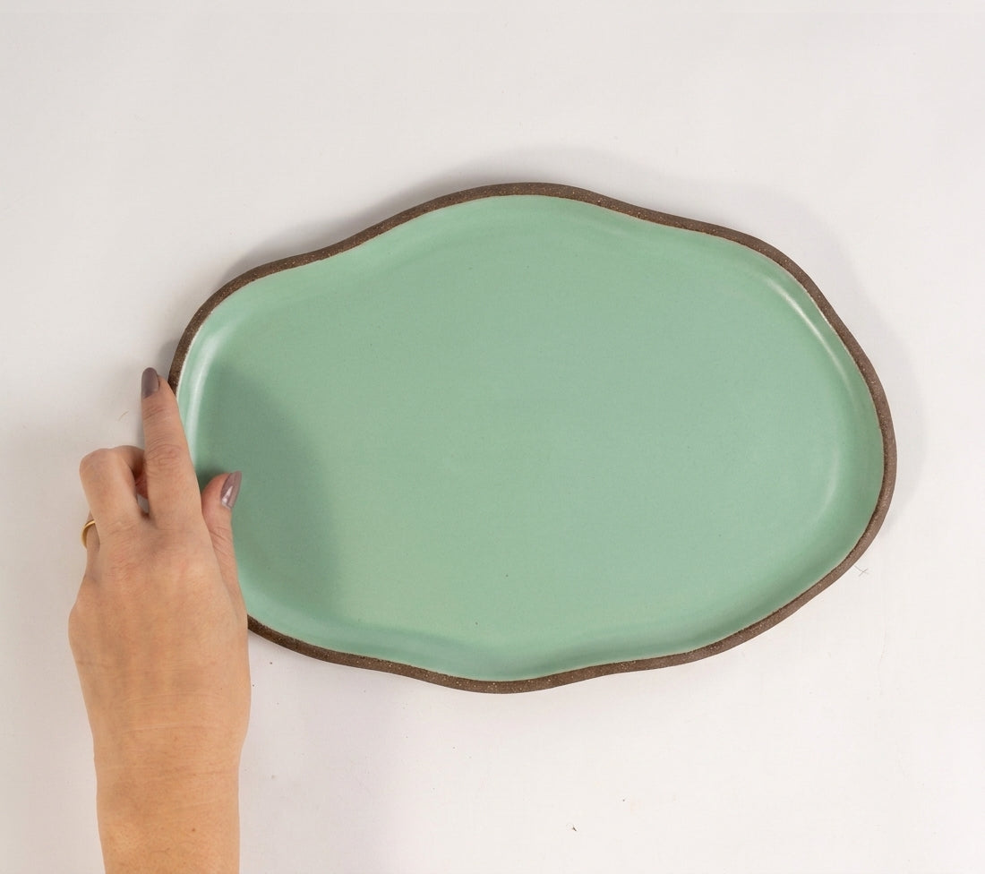 Bandeja retangular orgânica em cerâmica artesanal — tamanho 28cm x 19cm, argila Cappuccino, esmalte Verde Menta