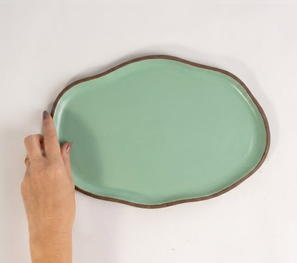 Bandeja retangular orgânica em cerâmica artesanal — tamanho 28cm x 19cm, argila Cappuccino, esmalte Verde Menta