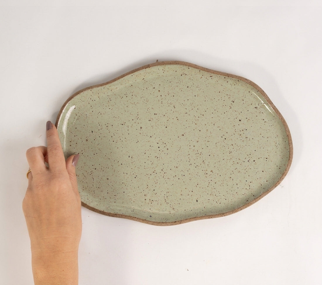Bandeja retangular orgânica em cerâmica artesanal — tamanho 28cm x 19cm, argila Cappuccino, esmalte Verde Pompeia