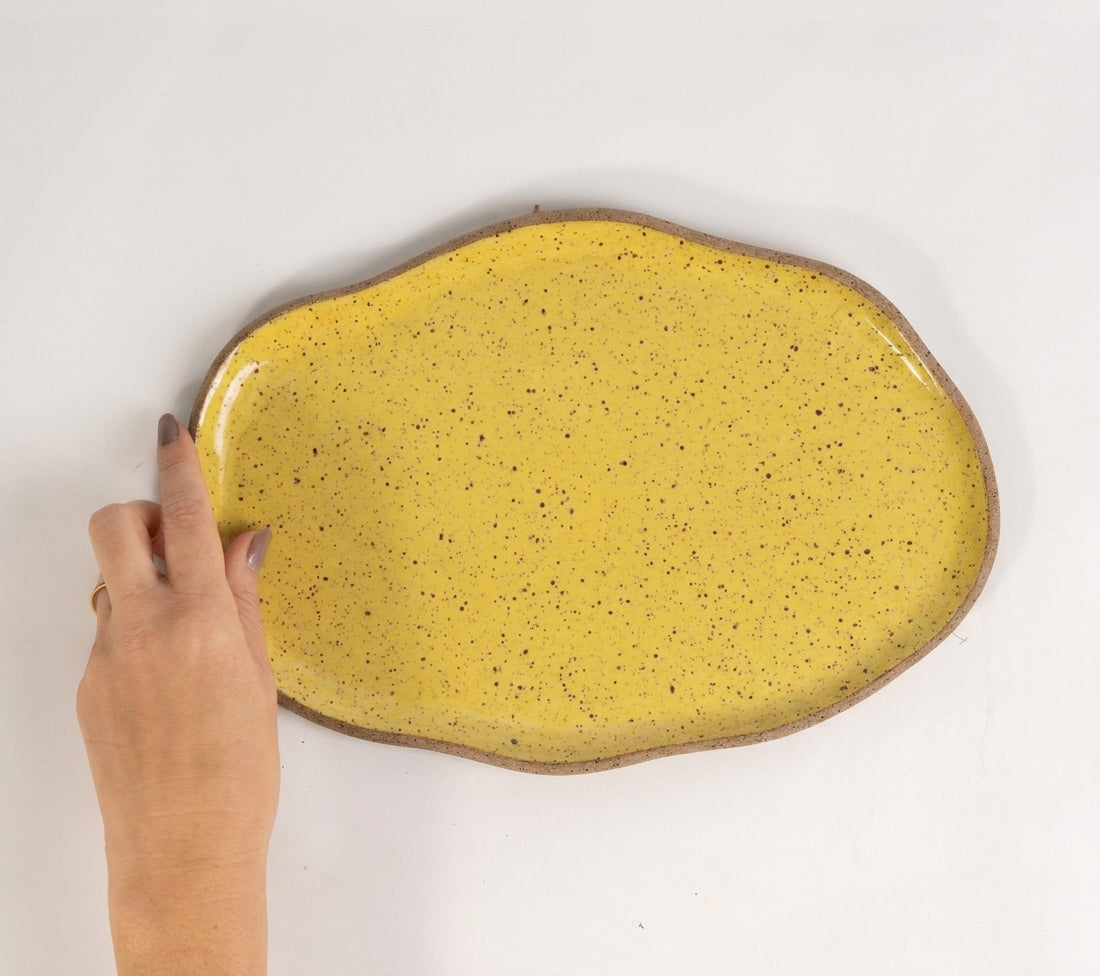Bandeja retangular orgânica em cerâmica artesanal — tamanho 28cm x 19cm, argila Flocos, esmalte Amarelo Intenso