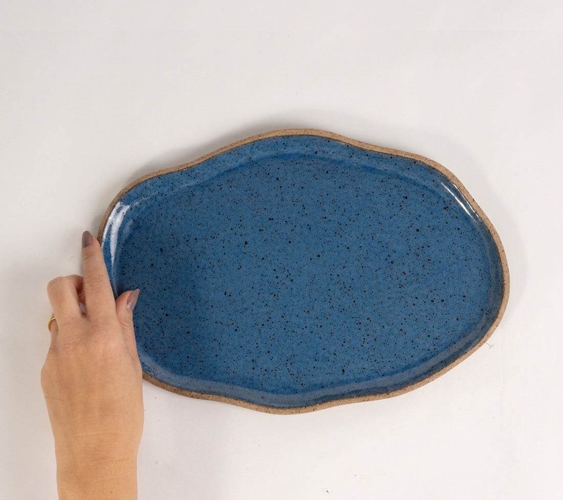 Bandeja retangular orgânica em cerâmica artesanal — tamanho 28cm x 19cm, argila Flocos, esmalte Azul Safira