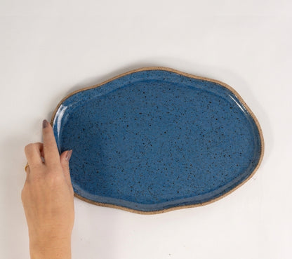 Bandeja retangular orgânica em cerâmica artesanal — tamanho 28cm x 19cm, argila Flocos, esmalte Azul Safira