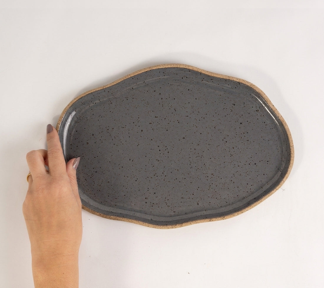Bandeja retangular orgânica em cerâmica artesanal — tamanho 28cm x 19cm, argila Flocos, esmalte Grafite