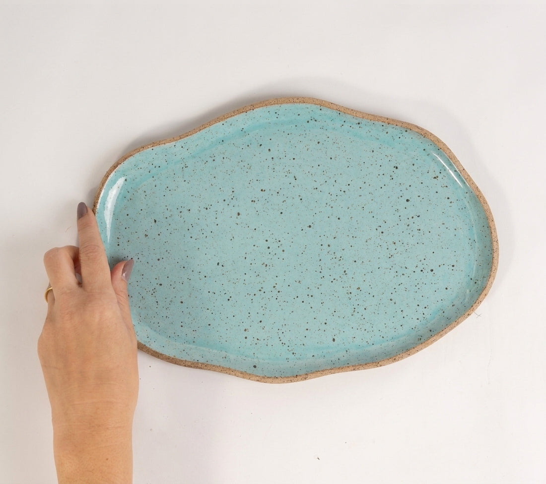 Bandeja retangular orgânica em cerâmica artesanal — tamanho 28cm x 19cm, argila Flocos, esmalte Jujuba