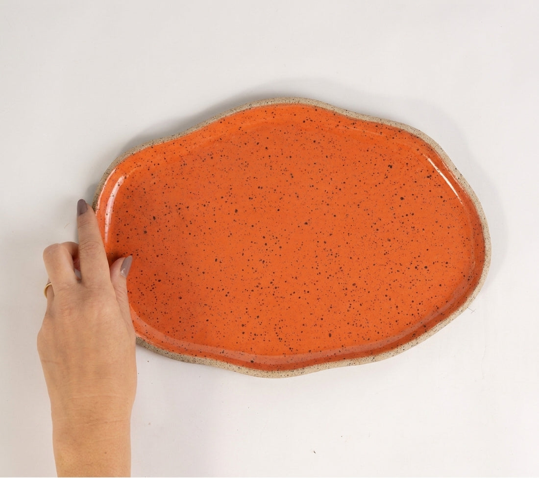 Bandeja retangular orgânica em cerâmica artesanal — tamanho 28cm x 19cm, argila Flocos, esmalte Laranja Intenso