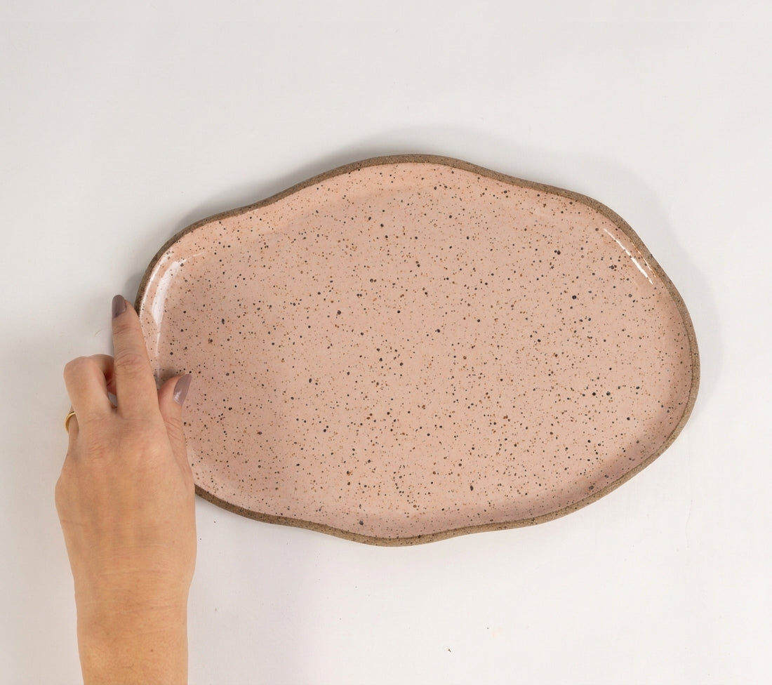 Bandeja retangular orgânica em cerâmica artesanal — tamanho 28cm x 19cm, argila Flocos, esmalte Nude