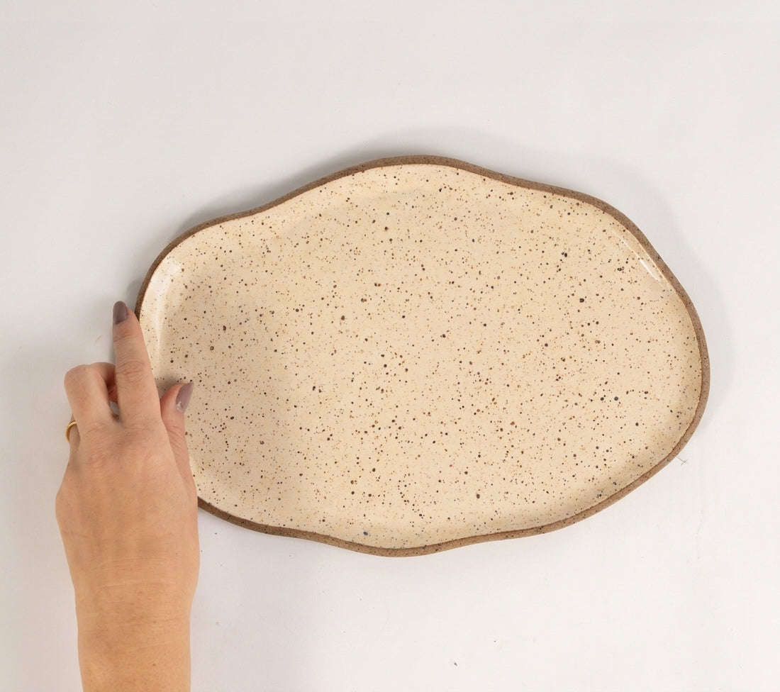 Bandeja retangular orgânica em cerâmica artesanal — tamanho 28cm x 19cm, argila Flocos, esmalte Pedra Sabão