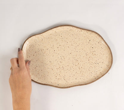 Bandeja retangular orgânica em cerâmica artesanal — tamanho 28cm x 19cm, argila Flocos, esmalte Pedra Sabão