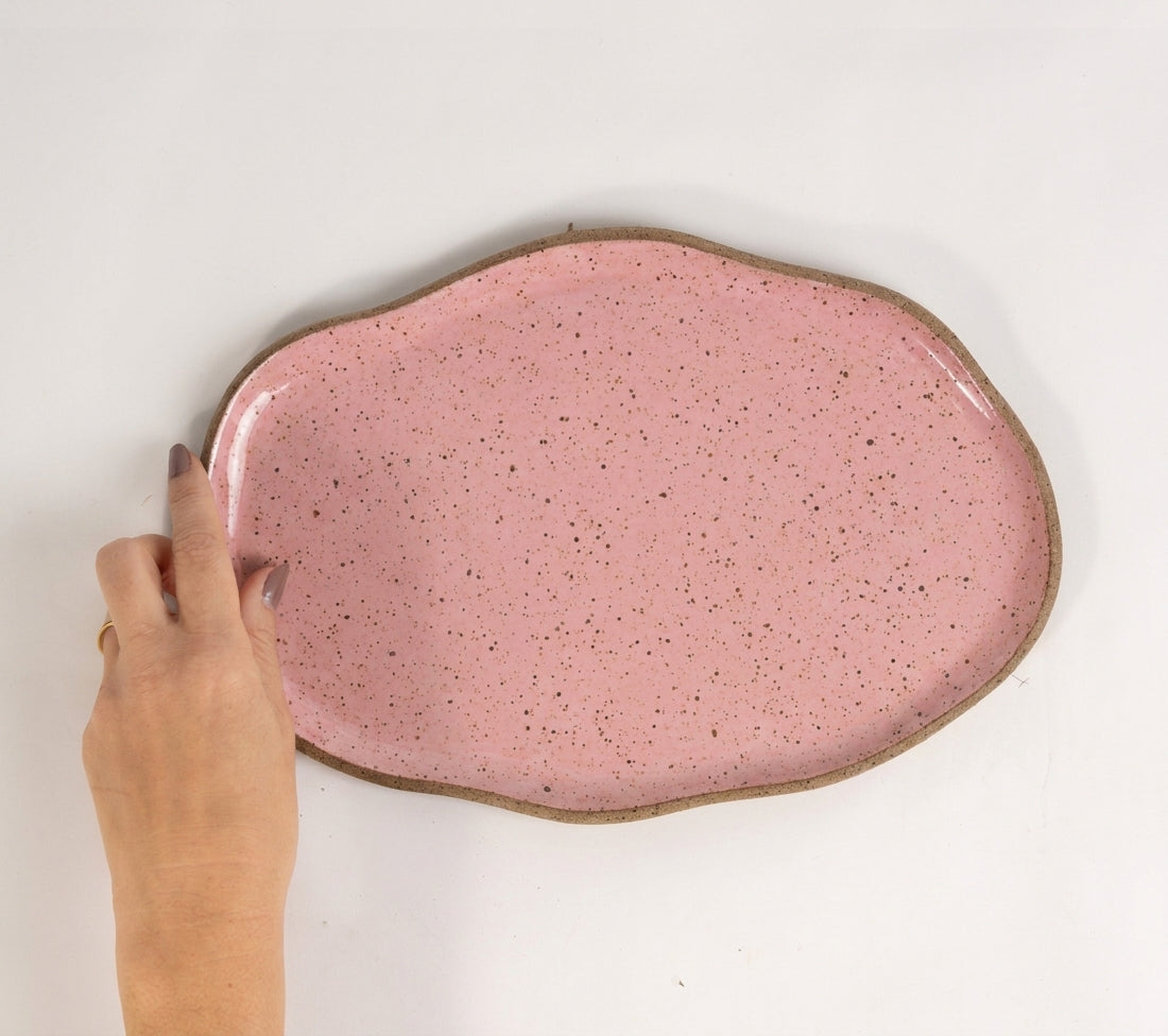 Bandeja retangular orgânica em cerâmica artesanal — tamanho 28cm x 19cm, argila Flocos, esmalte Rosa Barbie