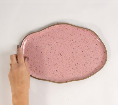 Bandeja retangular orgânica em cerâmica artesanal — tamanho 28cm x 19cm, argila Flocos, esmalte Rosa Barbie