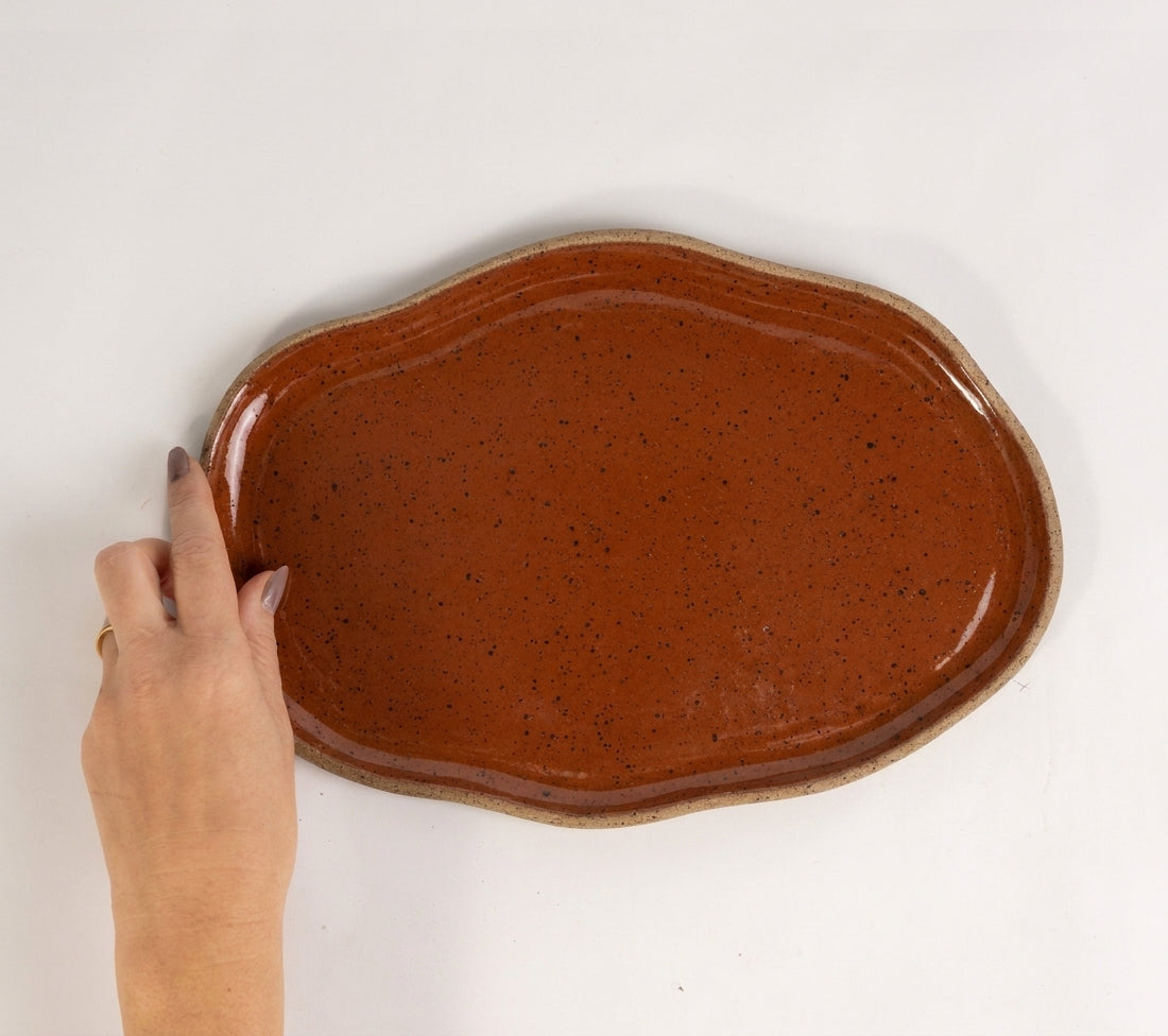 Bandeja retangular orgânica em cerâmica artesanal — tamanho 28cm x 19cm, argila Flocos, esmalte Sol de Terracota