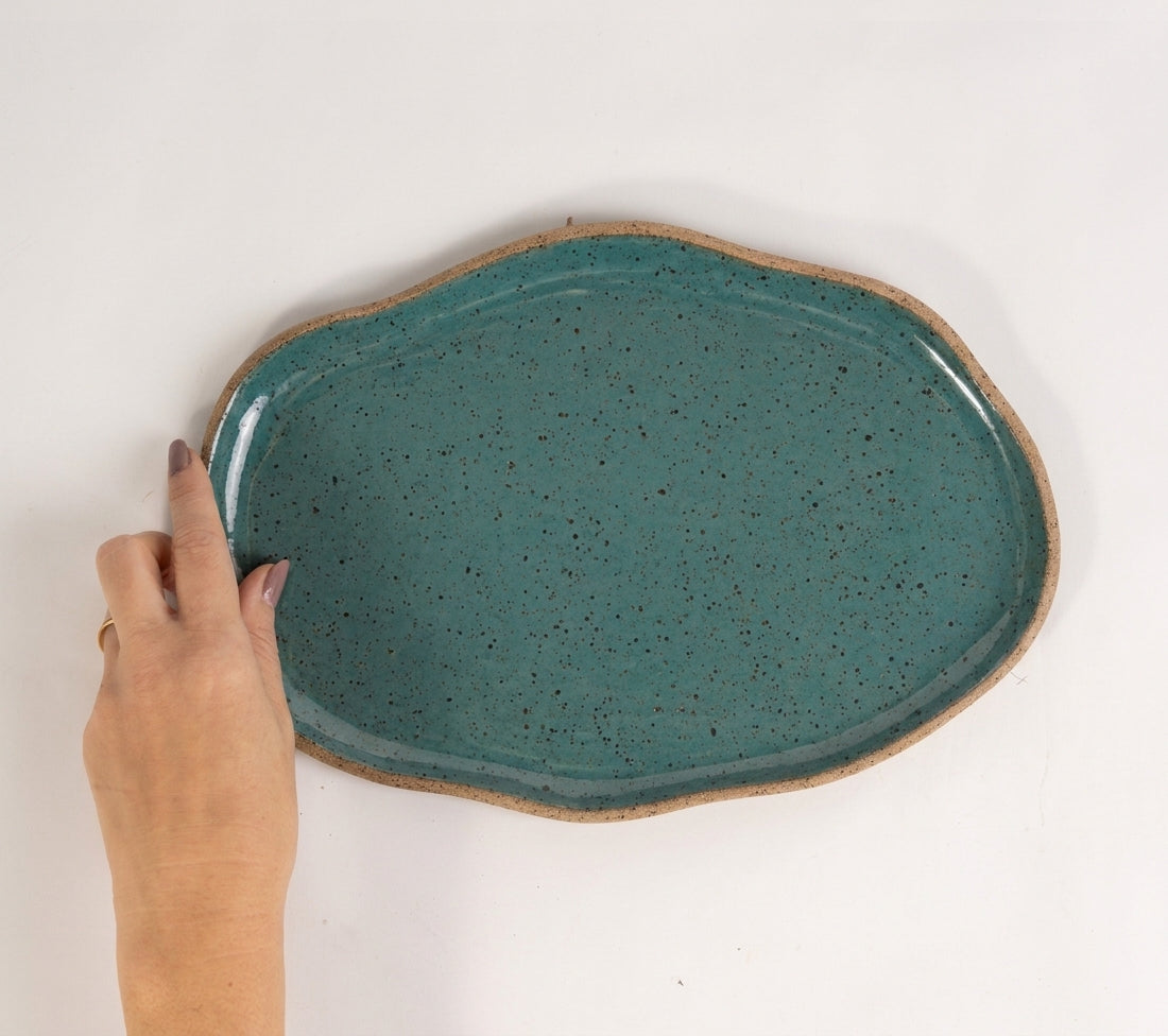 Bandeja retangular orgânica em cerâmica artesanal — tamanho 28cm x 19cm, argila Flocos, esmalte Verde Exército