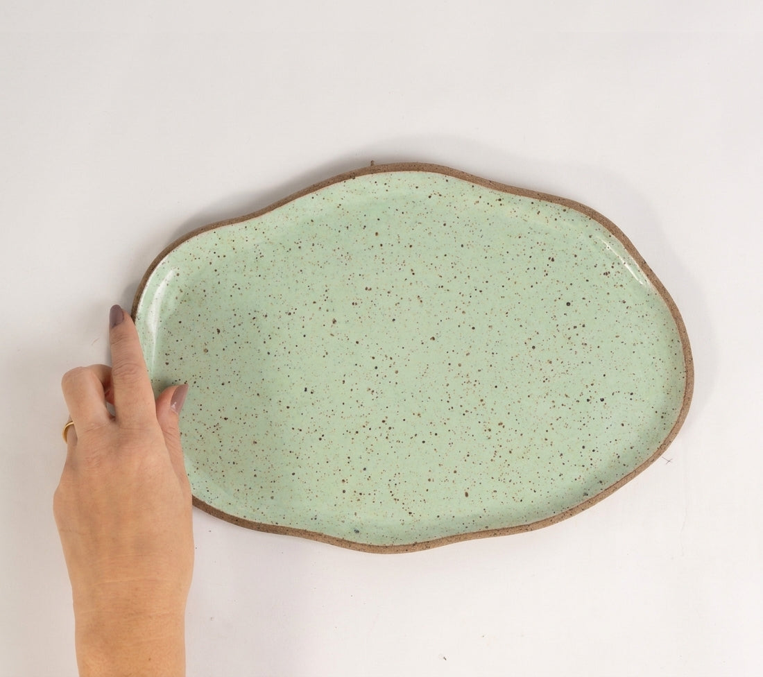 Bandeja retangular orgânica em cerâmica artesanal — tamanho 28cm x 19cm, argila Flocos, esmalte Verde Menta