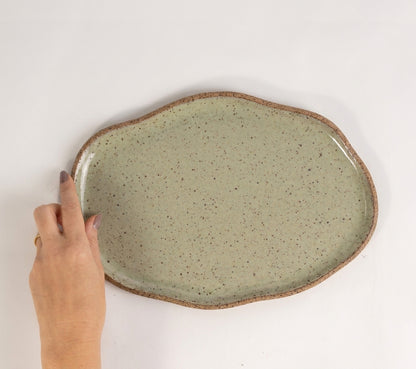 Bandeja retangular orgânica em cerâmica artesanal — tamanho 28cm x 19cm, argila Flocos, esmalte Verde Pompeia