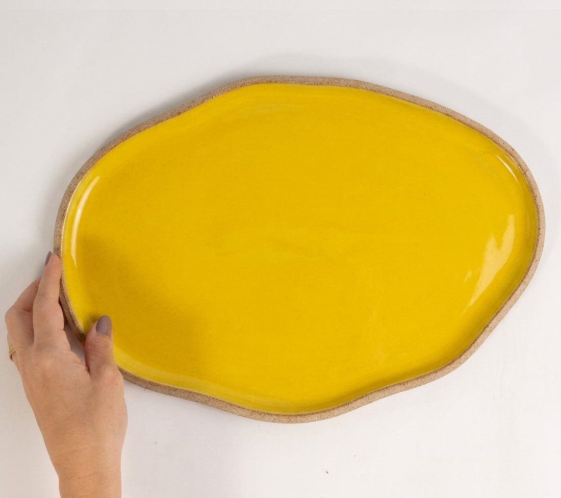 Bandeja retangular orgânica em cerâmica artesanal — tamanho 33cm x 23cm, argila Cappuccino, esmalte Amarelo Intenso