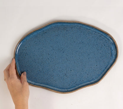 Bandeja retangular orgânica em cerâmica artesanal — tamanho 33cm x 23cm, argila Cappuccino, esmalte Azul Safira