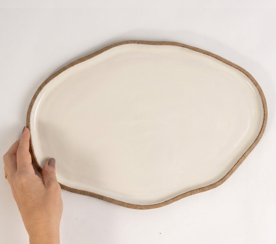 Bandeja retangular orgânica em cerâmica artesanal — tamanho 33cm x 23cm, argila Cappuccino, esmalte Branco AMME