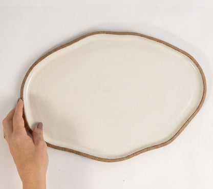 Bandeja retangular orgânica em cerâmica artesanal — tamanho 33cm x 23cm, argila Cappuccino, esmalte Branco AMME